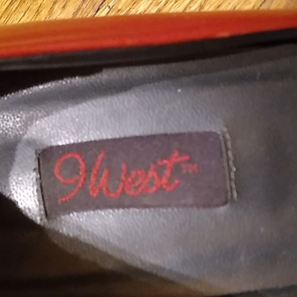 Red pumps - Picture 11 of 11